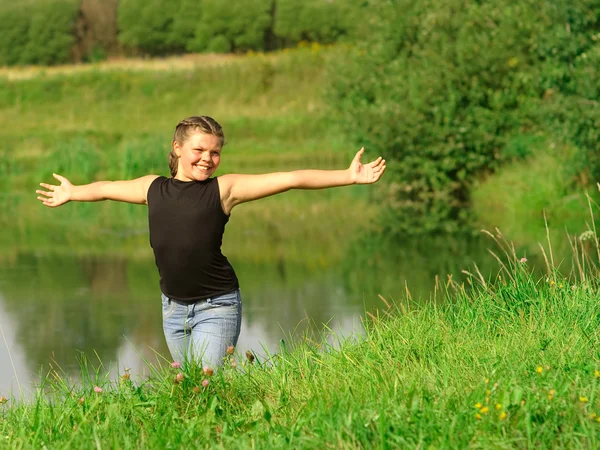 Lány van nyújtva kezét a tó — Stock Fotó