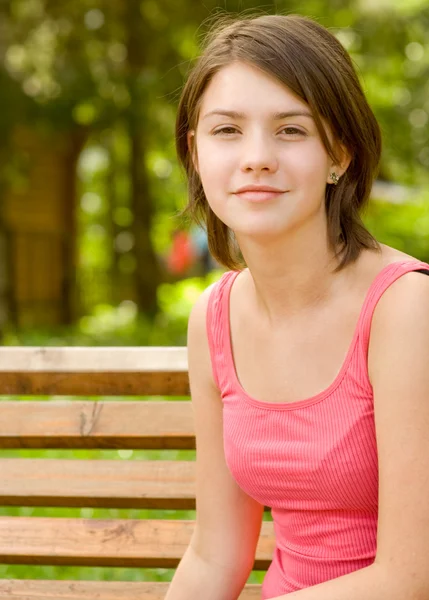 Girl sits on bench — Stock Photo, Image