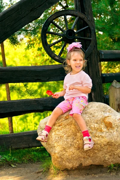 Kleines Mädchen auf Stein — Stockfoto