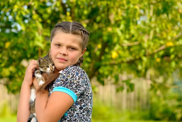 Chica con gatito —  Fotos de Stock