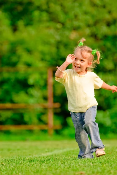 Маленькая девочка бежит по полю — стоковое фото