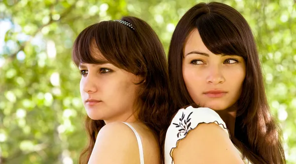 Twee meisjes in hout — Stockfoto