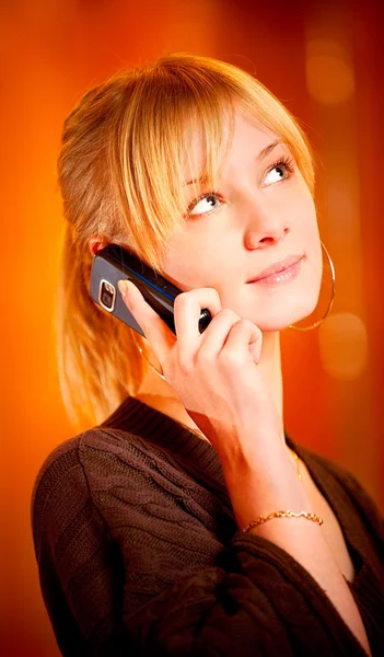 Blondin talar med mobiltelefon — Stockfoto