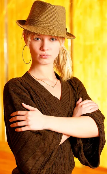 Blondýna v kostkovaný klobouk — Stock fotografie