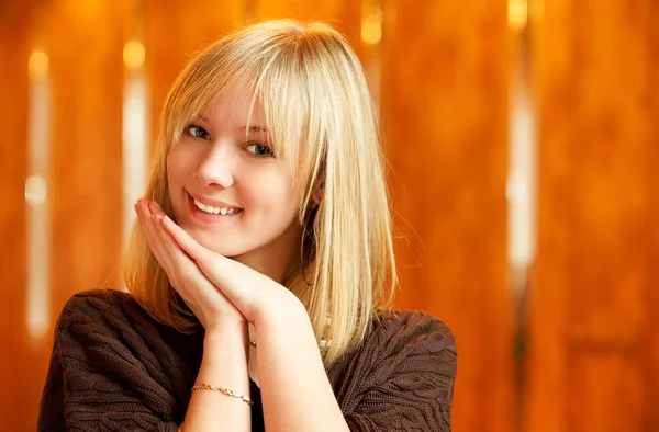 Blondynem dziewczyna uśmiecha — Zdjęcie stockowe
