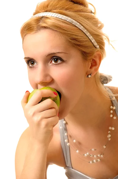 Mladá žena jí jablko — Stock fotografie
