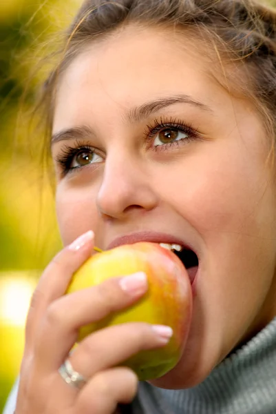 Dívka s jablkem — Stock fotografie