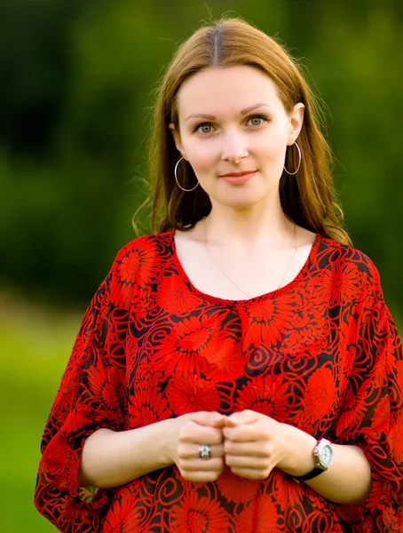 Jonge vrouw in het rood aan kleding — Stockfoto