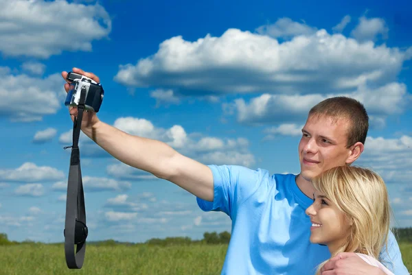 Junger Mann und Mädchen werden fotografiert — Stockfoto