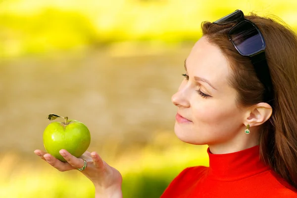 Lány a kezében almát tart — Stock Fotó