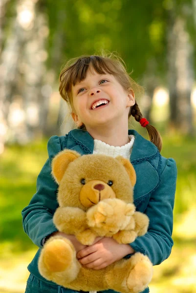 Barn med leksak björnen cub — Stockfoto