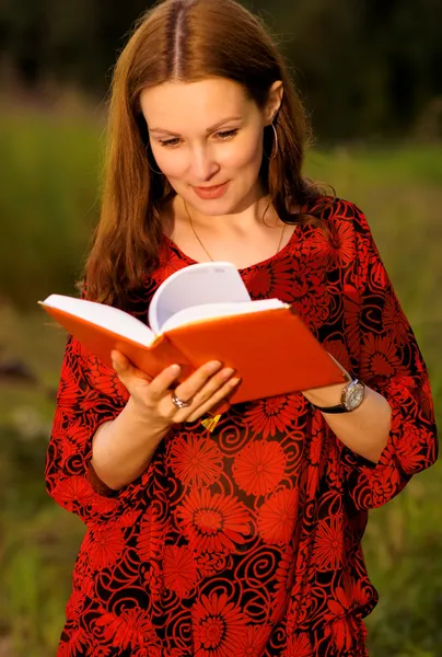Girl looks through weekly journal — Stock Photo, Image