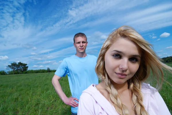 Девушка и молодой человек — стоковое фото