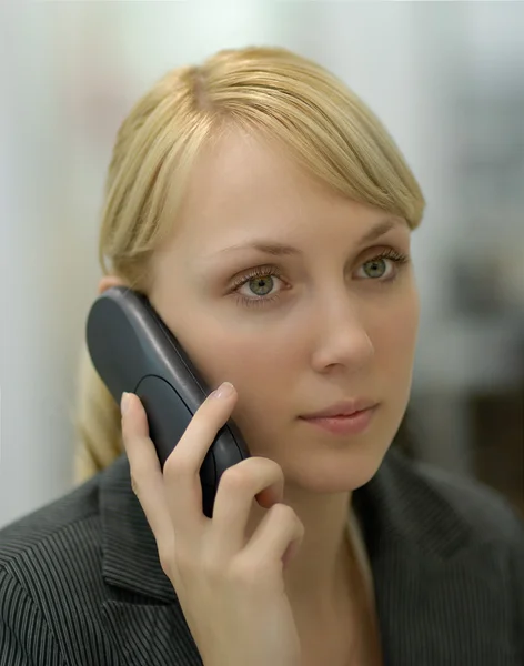 La mujer habla por teléfono. — Foto de Stock