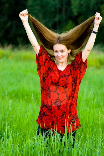 年轻女子持有的头发 — Φωτογραφία Αρχείου