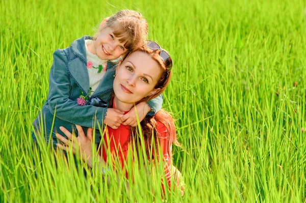 Mother and daughter on meadow — Stock Photo, Image