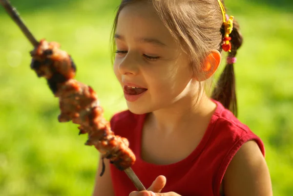 A lány eszik egy kebab — Stock Fotó