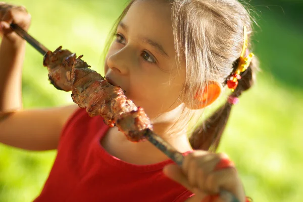 女孩吃烤肉串 — 图库照片