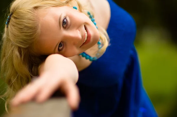 Porträt eines Mädchens am Geländer — Stockfoto