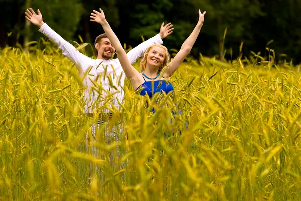 Ung man och tjejen på råg fältet — Stockfoto
