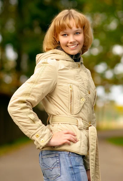 Chica en chaqueta ligera se ríe —  Fotos de Stock