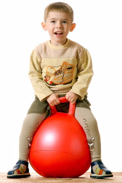 Мальчик на красной сфере — стоковое фото