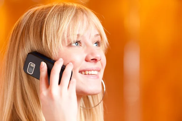 Girl speaks on phone — Stock Photo, Image