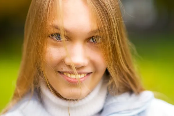 Πορτρέτο του μακρυμάλλης κορίτσι — Φωτογραφία Αρχείου
