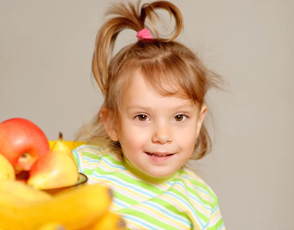 Девочка и фрукты — стоковое фото