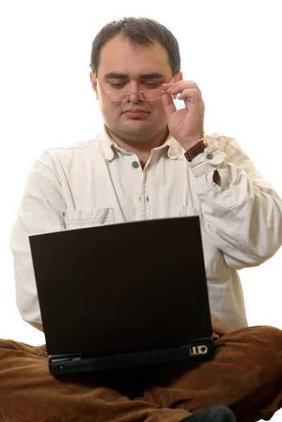 男人在眼镜和与便携式计算机 — 图库照片
