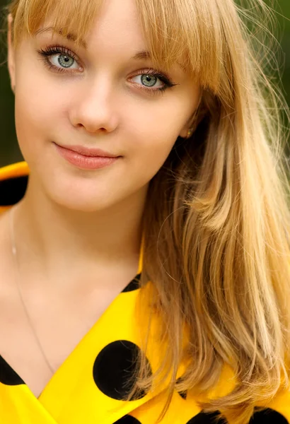 Retrato de niña en vestido amarillo —  Fotos de Stock