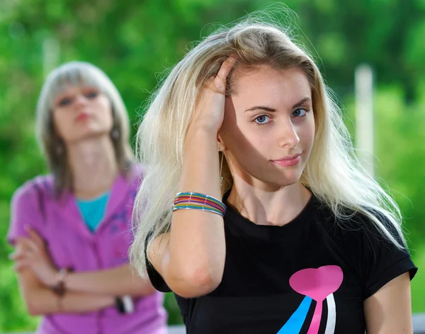 Mädchen korrigiert Haare — Stockfoto