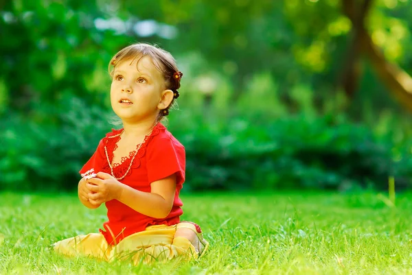Dziewczyna z różyczki na trawnik — Zdjęcie stockowe