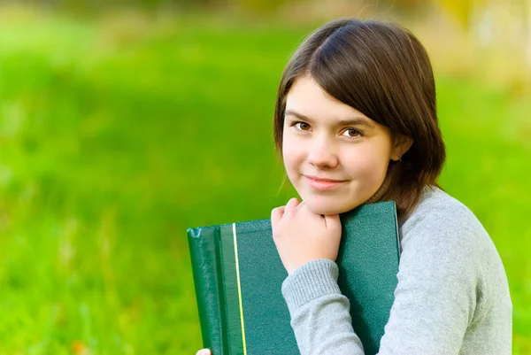Mädchen mit großem Buch — Stockfoto