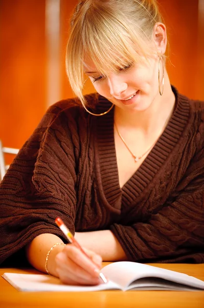 Blondynka pisze do pisania książki — Zdjęcie stockowe