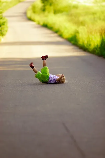 Ребенок упал на тропу — стоковое фото