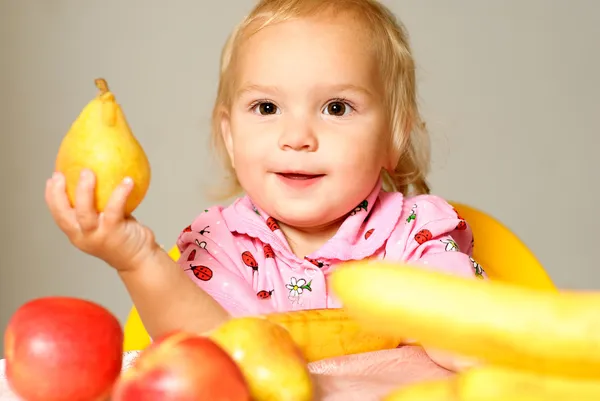 Bebê com frutas — Fotografia de Stock