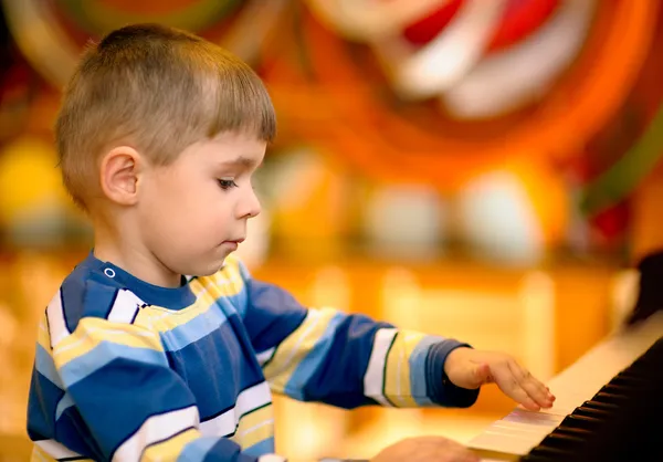Pojke spelar piano — Stockfoto
