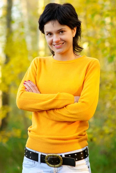 Flicka i gul tröja — Stockfoto