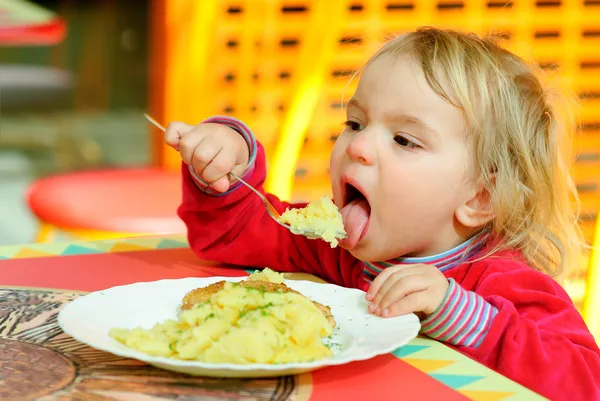 Portrait d'avoir petit déjeuner enfant . — Photo