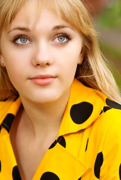 Retrato de menina em vestido amarelo — Fotografia de Stock