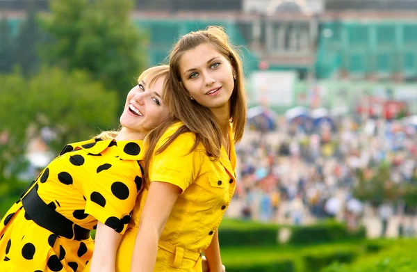 Дві дівчини в жовтих сукнях — стокове фото