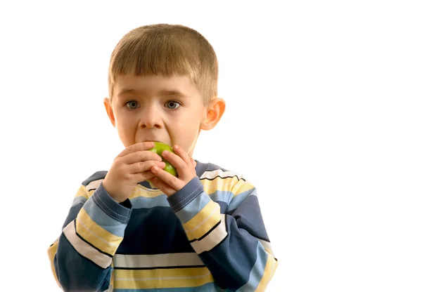Criança come maçã verde — Fotografia de Stock