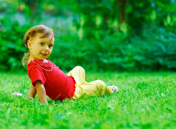 Kız bir çim üzerinde — Stok fotoğraf