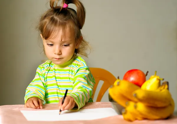 Ребенок рисует фрукты — стоковое фото