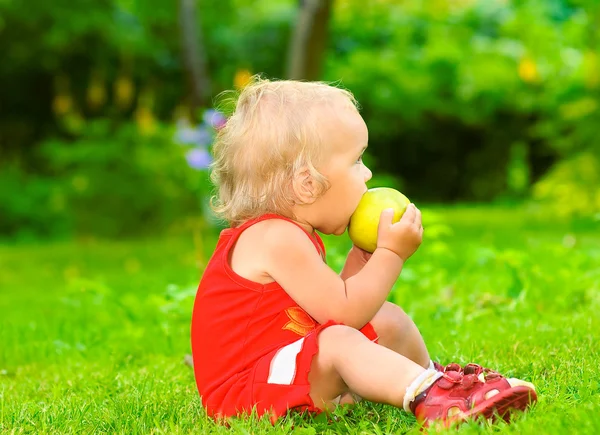 Dziecko zjada jabłko — Zdjęcie stockowe
