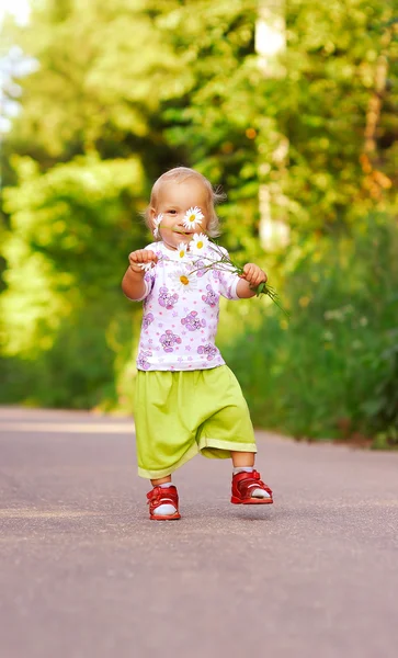 Niño con manzanillas —  Fotos de Stock