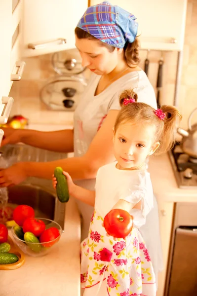Maman avec sa fille sur la cuisine — Photo