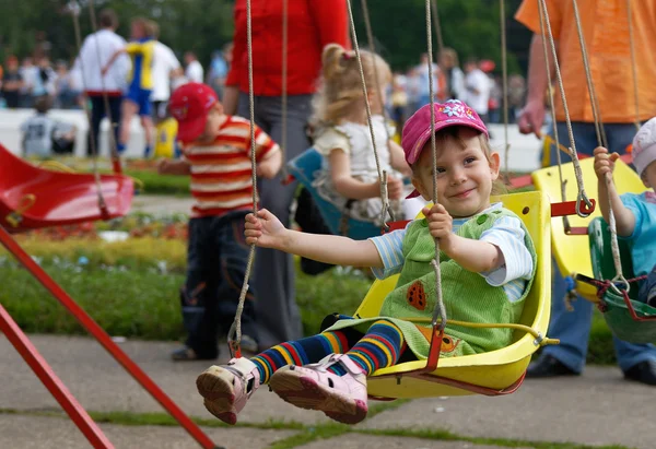 Meisje op een rotonde — Stockfoto