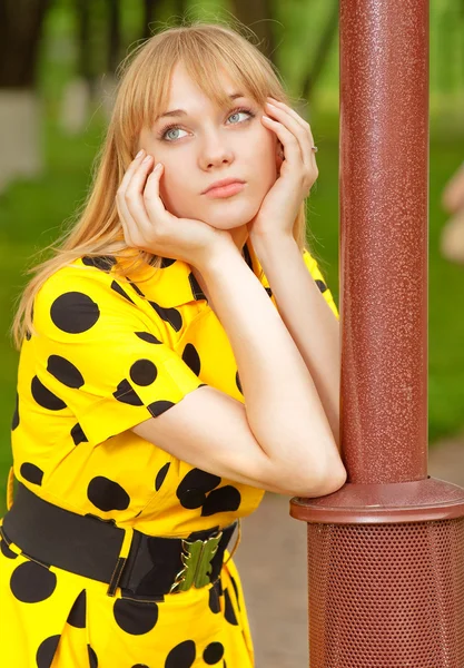 Girl at lamppost — Stock Photo, Image